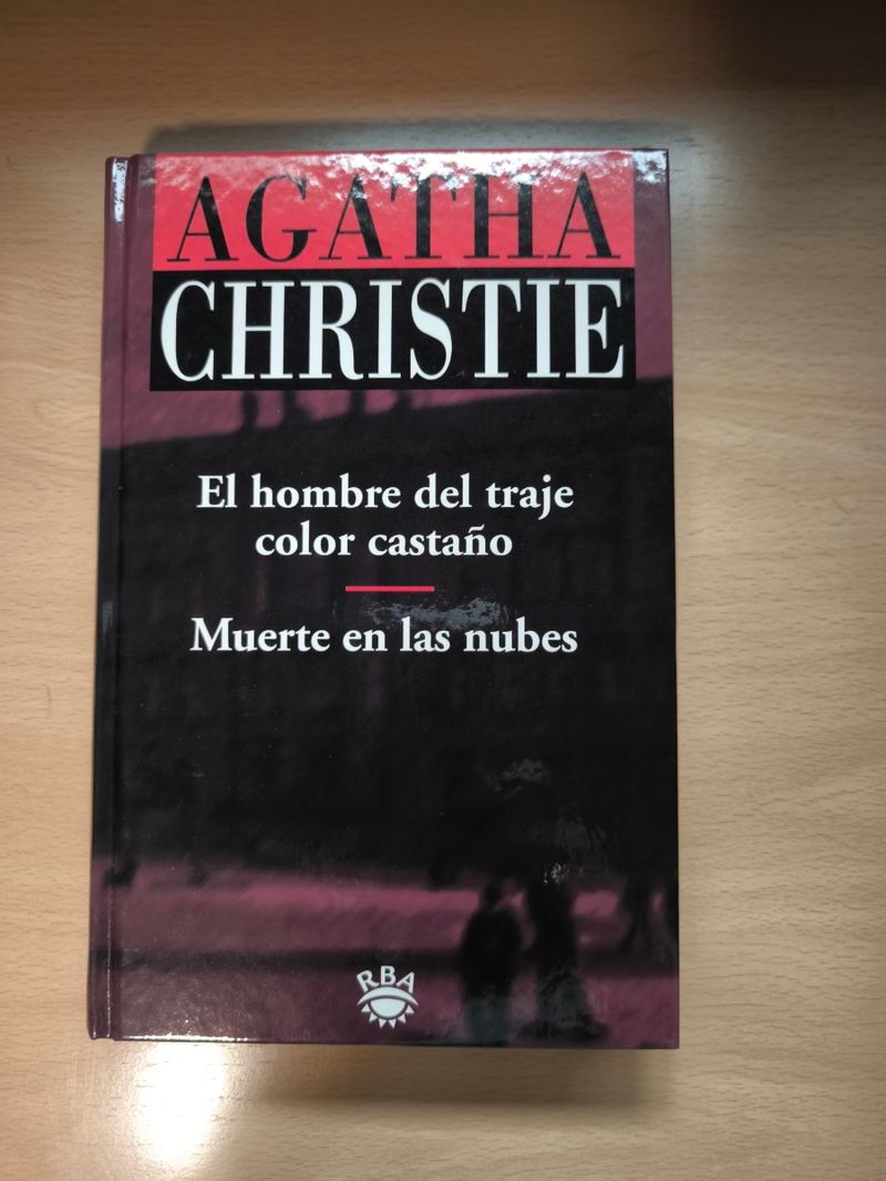 El hombre del traje color castaño & Muerte en las nubes